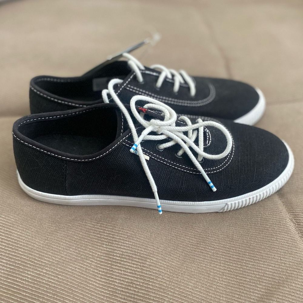 TOMS Carmel Women’s Canvas Sneaker - size 7 - NWT